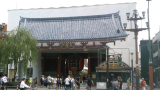 雷門の屋根は建設中