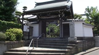 江戸時代「時の鐘」として使われた鐘楼堂がある浄土真宗の寺院です