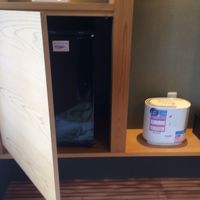 パタンと開けたところに冷蔵庫があります。加湿器も導入！