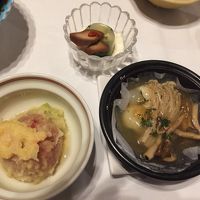 私の方の献立、続き。あと、山菜釜飯とデザートプレートがありま