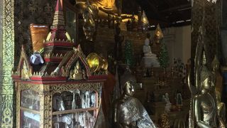 過去の王族の遺灰が収められている