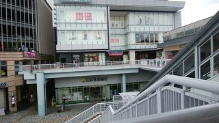 駅隣接のショッピングモール