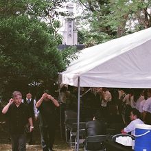 第71回白梅同窓会慰霊祭、青空に聳える白梅之塔。