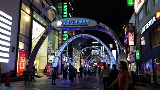 昼も夜も大変賑わってます。