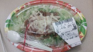 2016年11月６日現在、弁当・惣菜コーナーでは沖縄ならではの品もありました