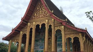 金色の柱とファサード