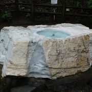 大理石から沸く水