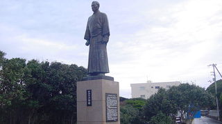 岬に向かって立っている