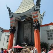 中国寺院風（？）にデザインされた有名劇場。前庭にあるスターたちの手形・足型＋サインもこれまた有名