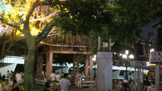 夜には珠江沿いにお店が出ていました