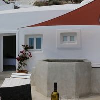 バルコニーと部屋(写真上部はイアのメインストリート）