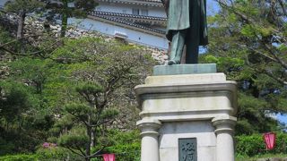 銅像、天守を一つのフレームに