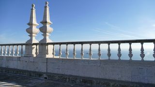 屋上テラスからのテージョ川を望む景色は最高です