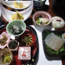 夕食は別座敷で山の幸の盛り合わせなど。ヤマメや刺身蒟蒻も。