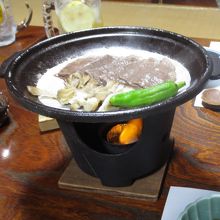 秋川牛と檜原舞茸の陶板焼き。地酒を注文しました。