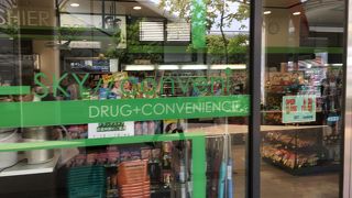 ドラッグストアも併設