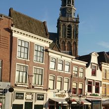 広場に並ぶ建物