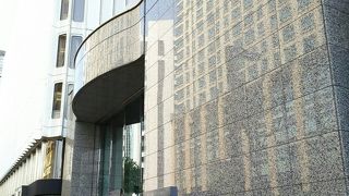 ペニンシュラホテルの向かい側にあるビル