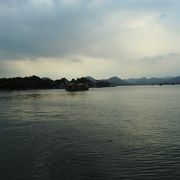 中国的な風景の湖