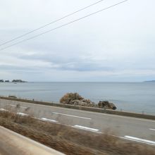 酒田―村上間の日本海側、同じような風景です