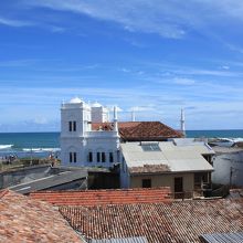 大聖堂のような白い壁の建物はモスク。よくみるとミナレットが。