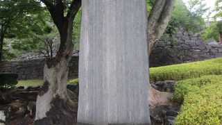 大きな石碑です