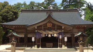 鏡池の占いが有名な神社です。