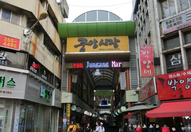 地元色ムンムンの、広い駅前市場