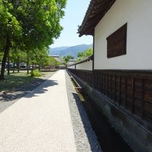 公園に隣接する真田邸の長い壁