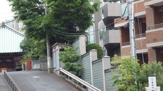 急な坂を上がった上にあります