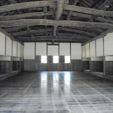 槍術所は太い梁が堅牢な建物を支えています