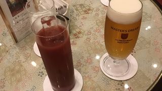 窓からは庭園が見える。