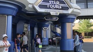 座席が激しく動きます