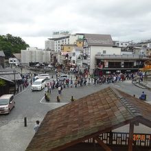 2階休憩室からの風景。湯畑のすぐそば。