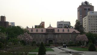 重厚感のある建物と珍しい展示