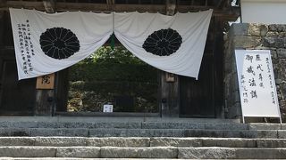 お城のような立派な門