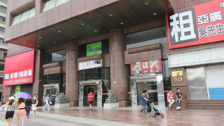 １階はがらんどう、です。上の方に飲食店、スポーツジム、ビジネスセンター、大名ホテル、他は不明・・