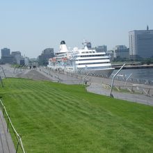 板張りの大桟橋と豪華客船