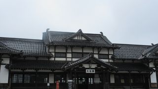 昭和の時代の駅舎が見事です