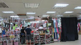 土曜の夕方はほとんどの店が閉まっていました。