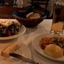 シミシュリンプとグリークサラダ。白ワインがおススメです。