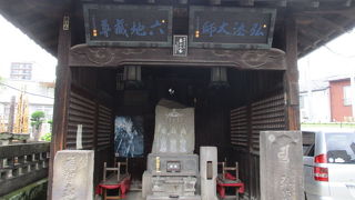 弘法大師真影のお堂や庚申塔、見どころ豊富にあります。