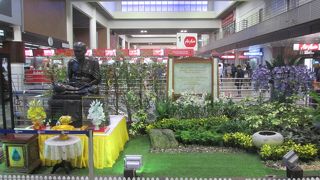 ルアンプー・トゥアットの銅像