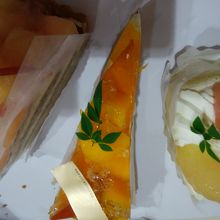 マンゴーのタルト、桃のショートケーキとタルト