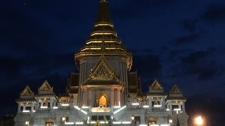 高さがあり写真映えする本堂