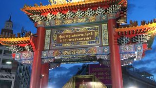 夜のライトアップされた中華門