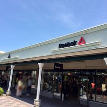 店内はアディダスと同一店舗