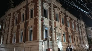 赤レンガづくりの建物