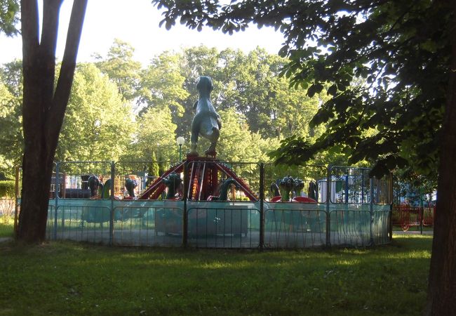 簡単な遊園地もある