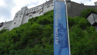 徒歩でホーエンザルツブルク城塞へ。